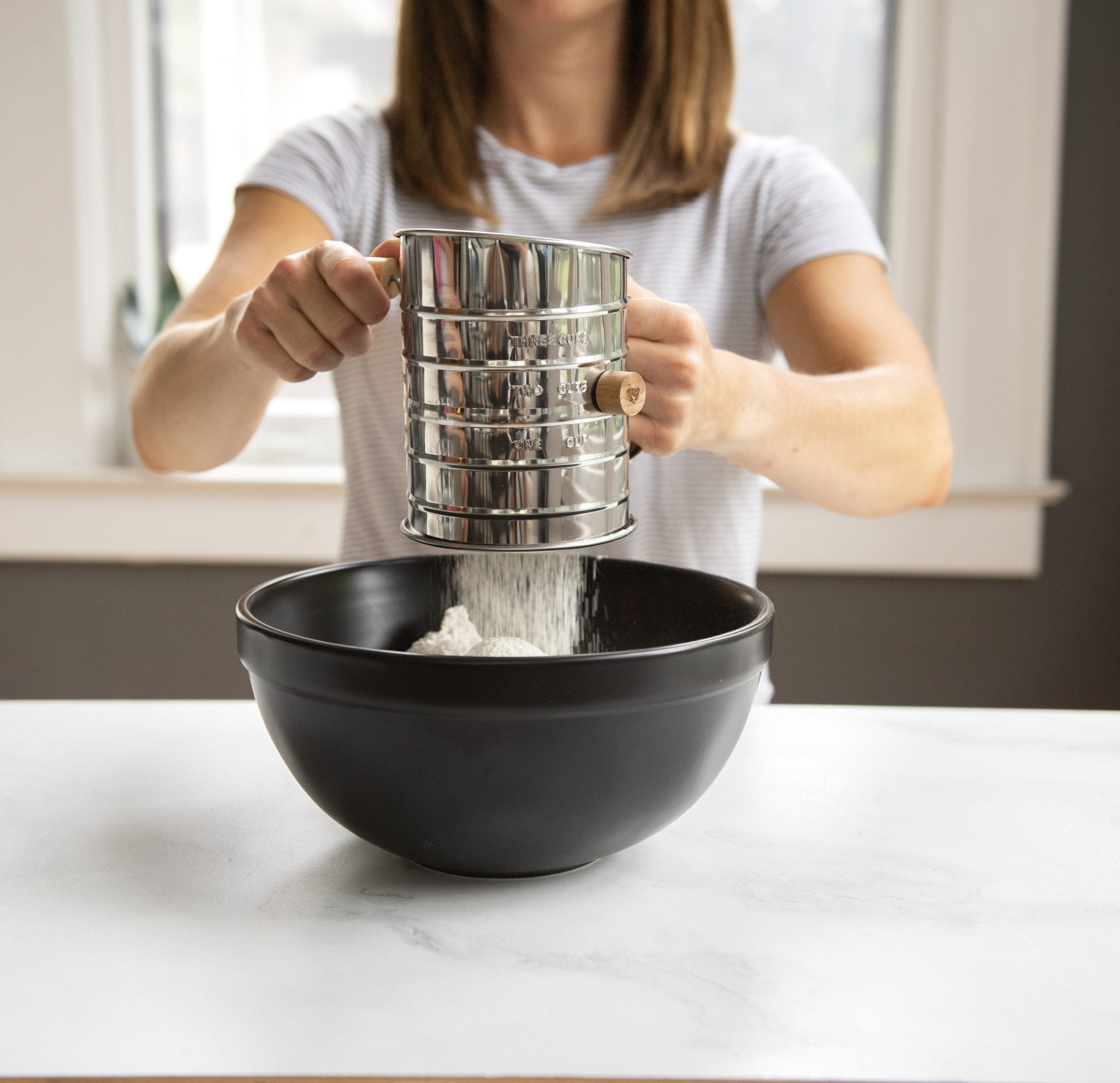 Nordic Ware Nordic Ware Mjölsikt med trähandtag-Holykitchen