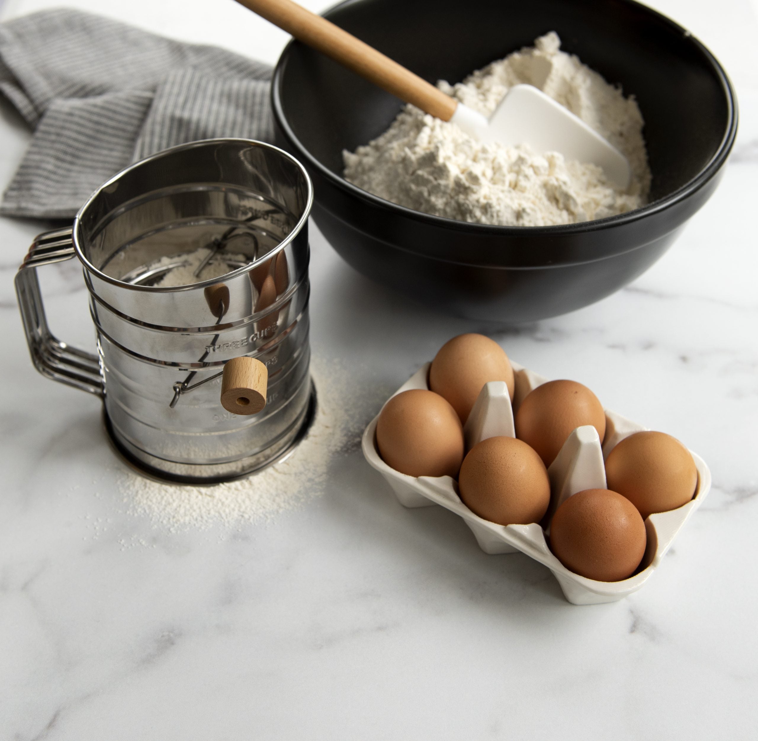 Nordic Ware Nordic Ware Mjölsikt med trähandtag-Holykitchen