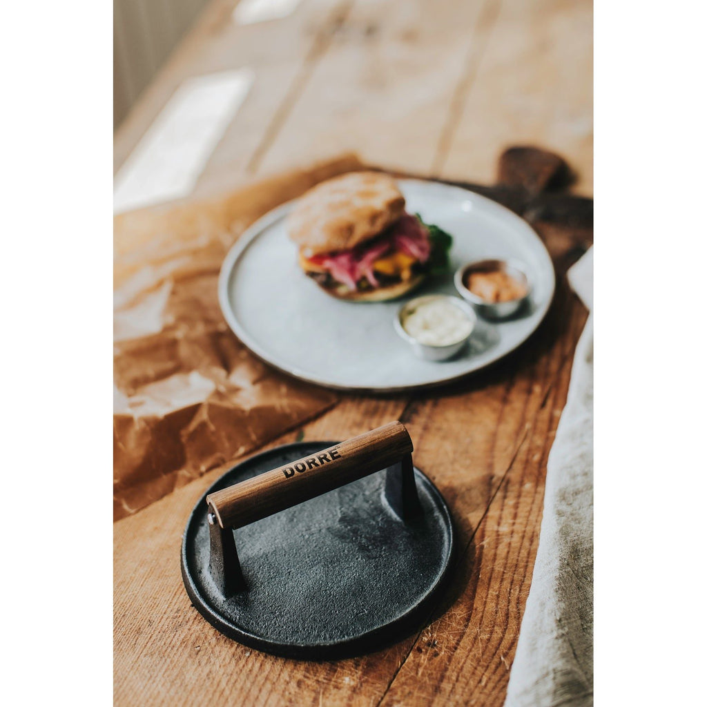 Dorre Hally Hamburgerpress Ø17,7 *7 cm gjutjärn med handtag i Akacia