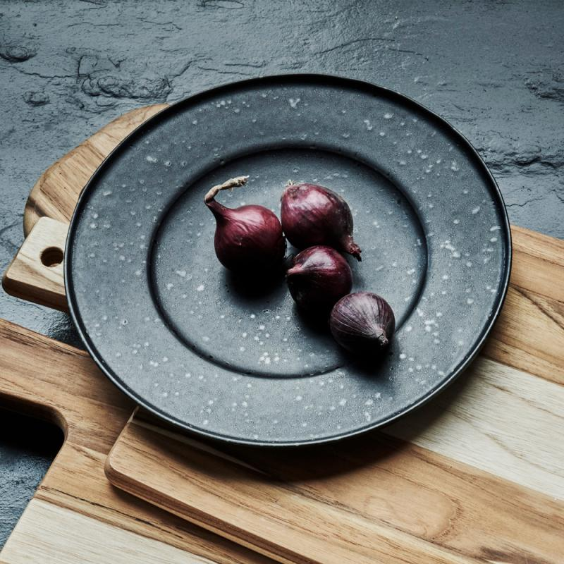 Modern House Black Satin Tallrik 23 cm Svart-Holykitchen