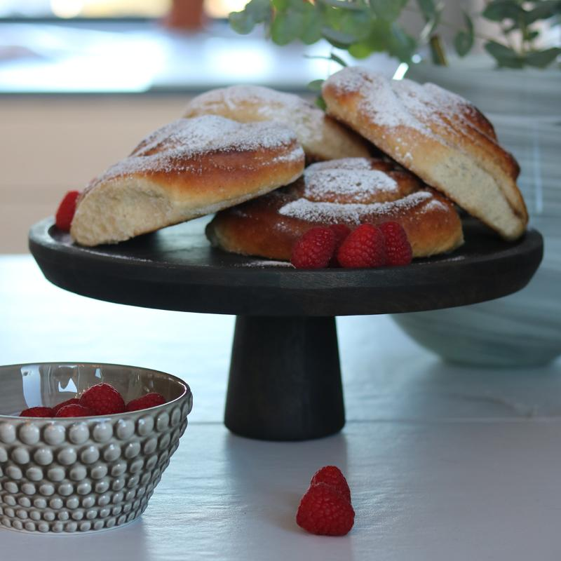 Stiernholm Mörke Tårtfat på fot 30 cm svart-Holykitchen